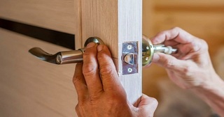 Установка и замена дверной ручки в Куйбышеве от 280 руб. – Мастер24, монтаж фурнитуры, недорого